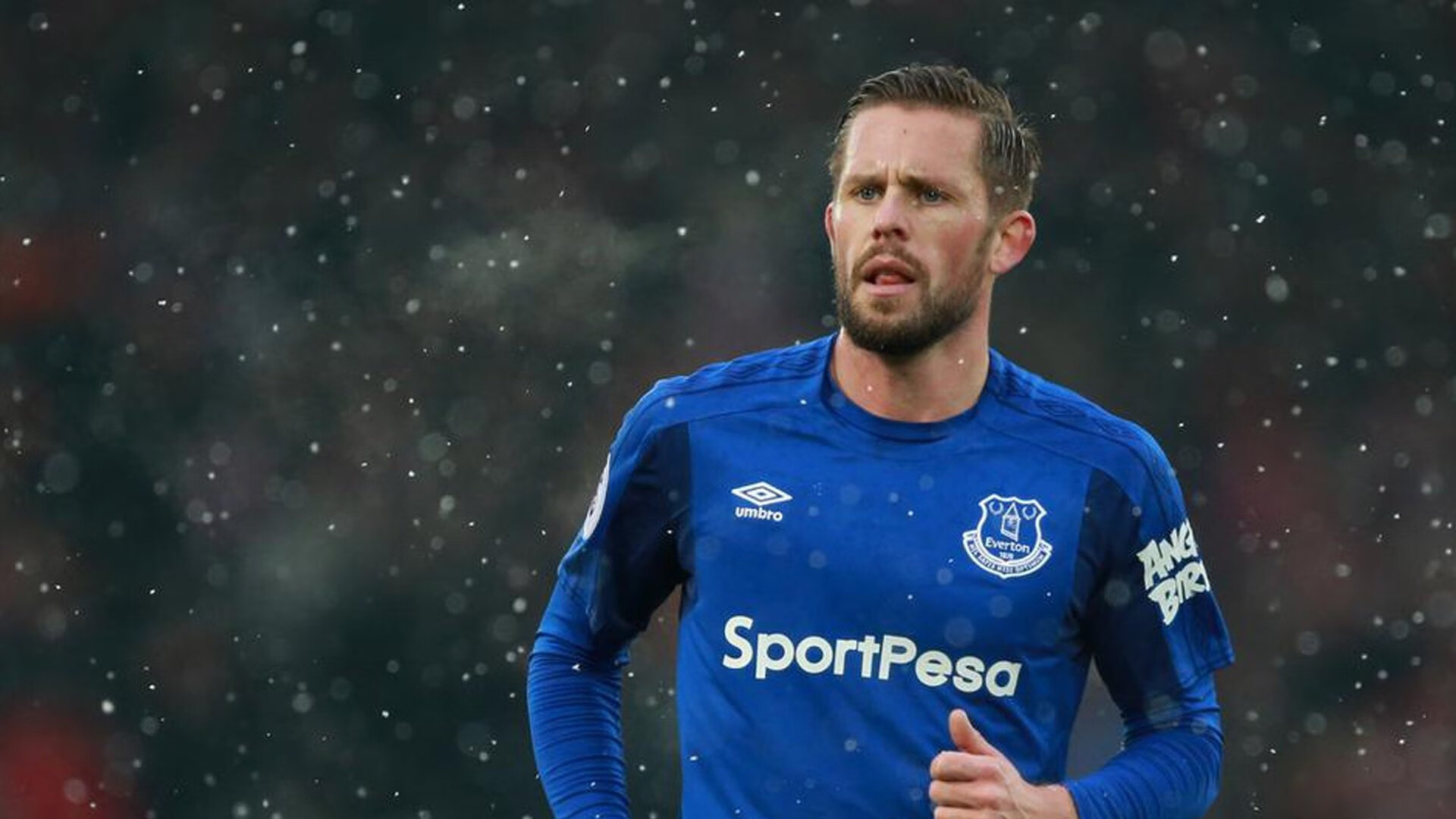 “青少年足球公益活动在边远地区落地，普及足球运动”，开展青少年足球运动的意义