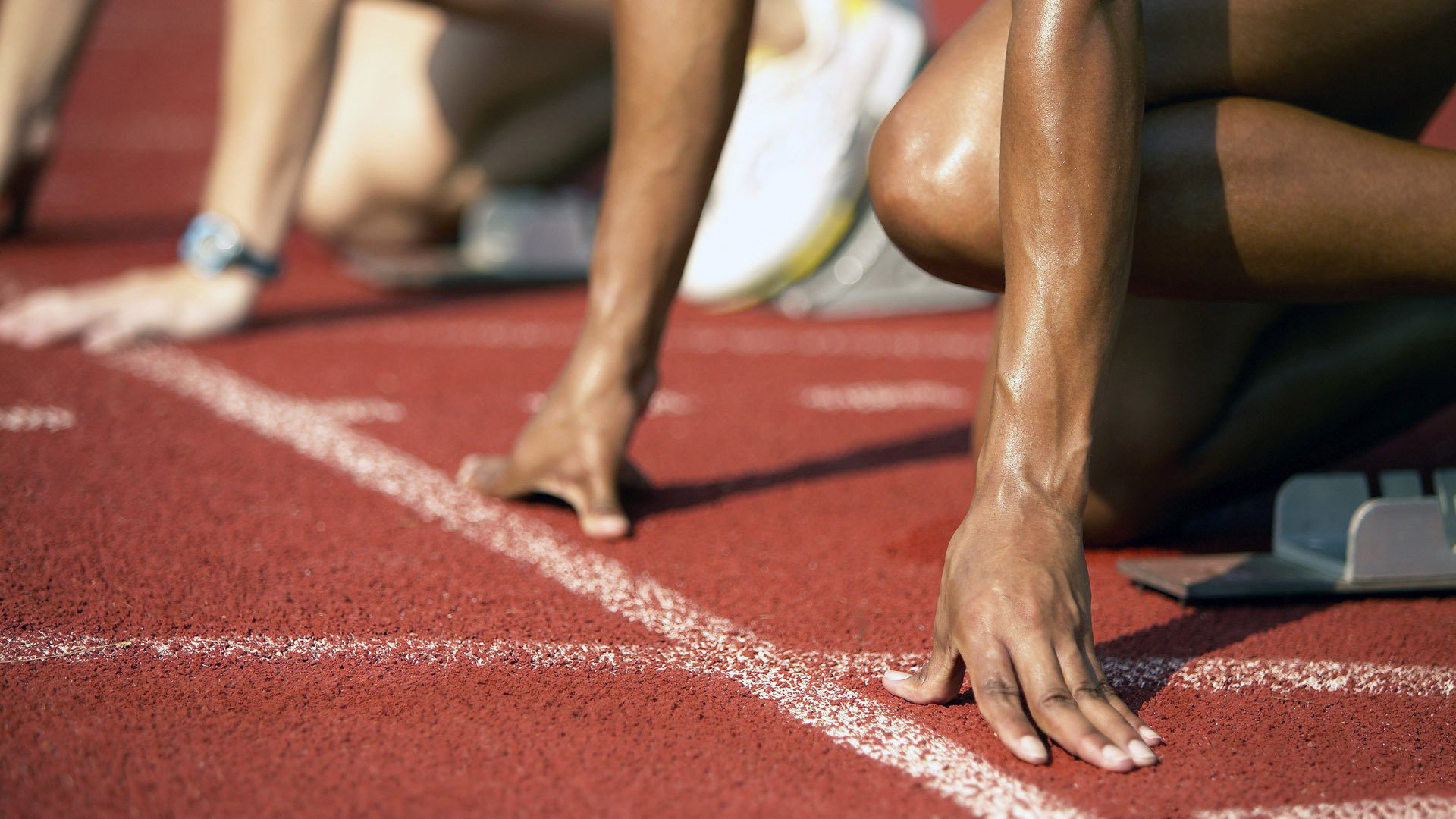 日本骑手佐藤健一在2024年国际马术障碍大奖赛中获得第二名，成绩突出。